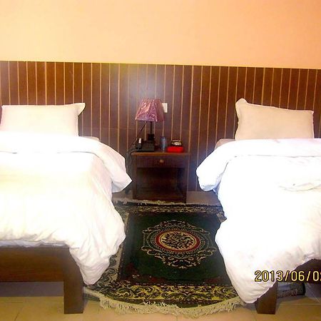 Hotel Half Moon Pokhara Extérieur photo