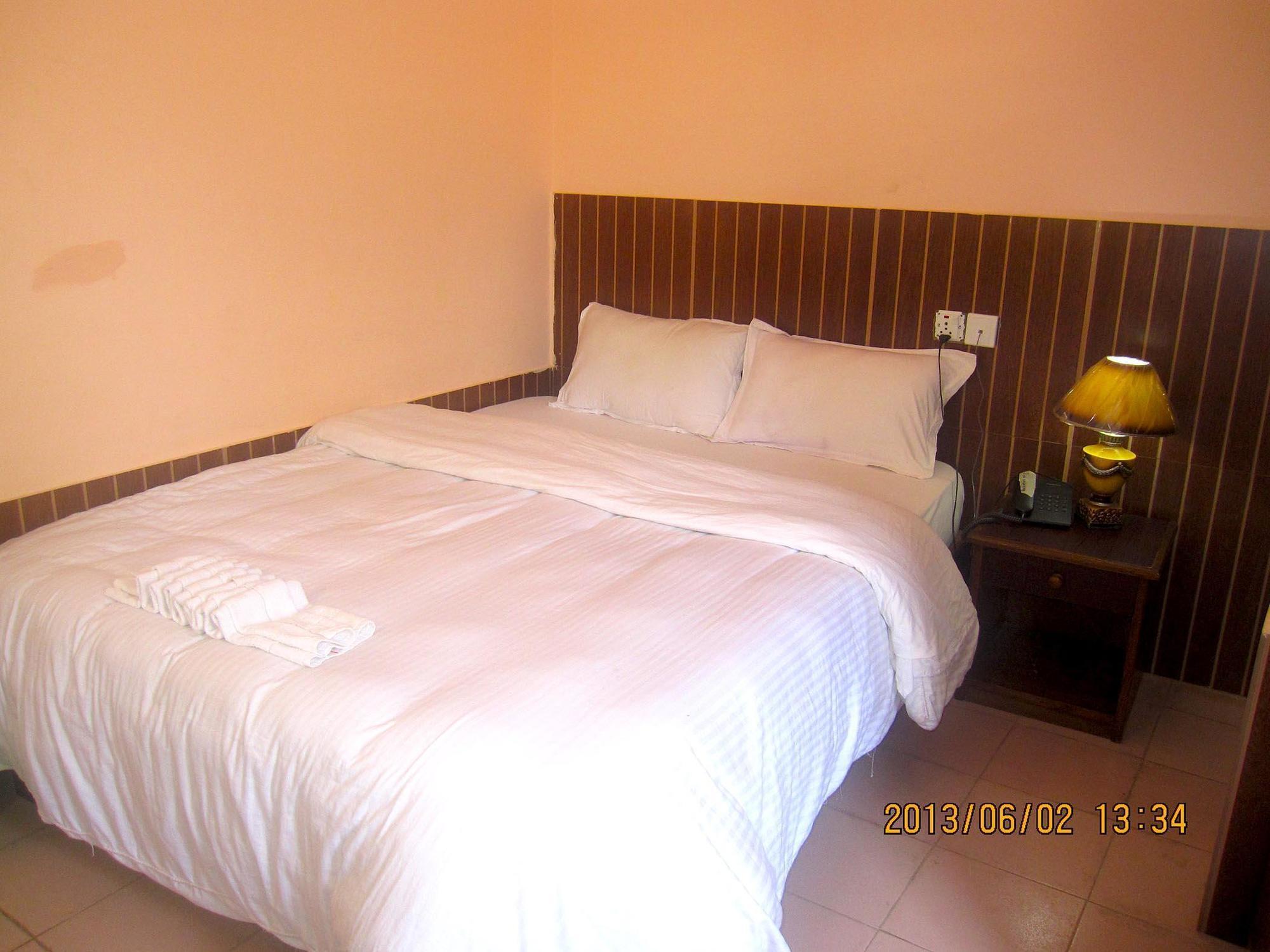 Hotel Half Moon Pokhara Extérieur photo