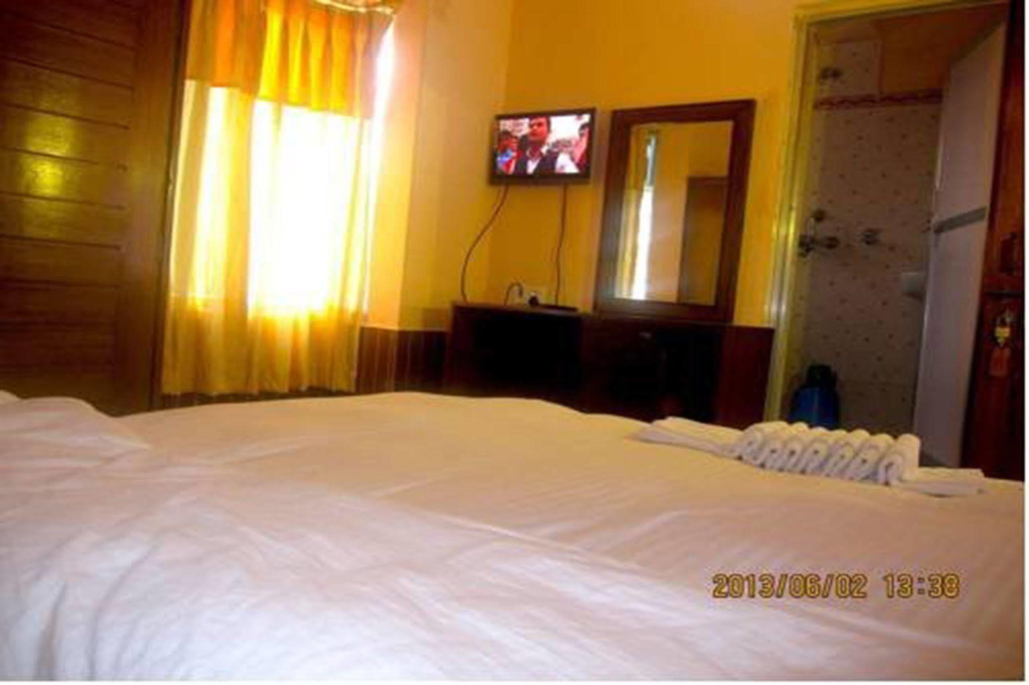Hotel Half Moon Pokhara Extérieur photo