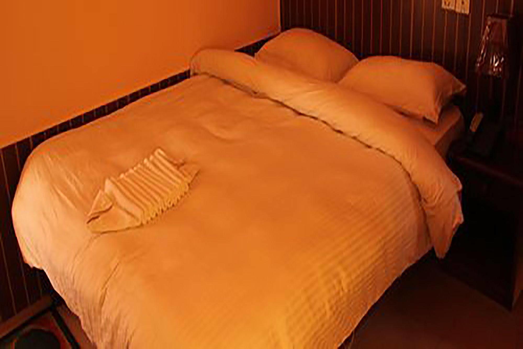 Hotel Half Moon Pokhara Extérieur photo