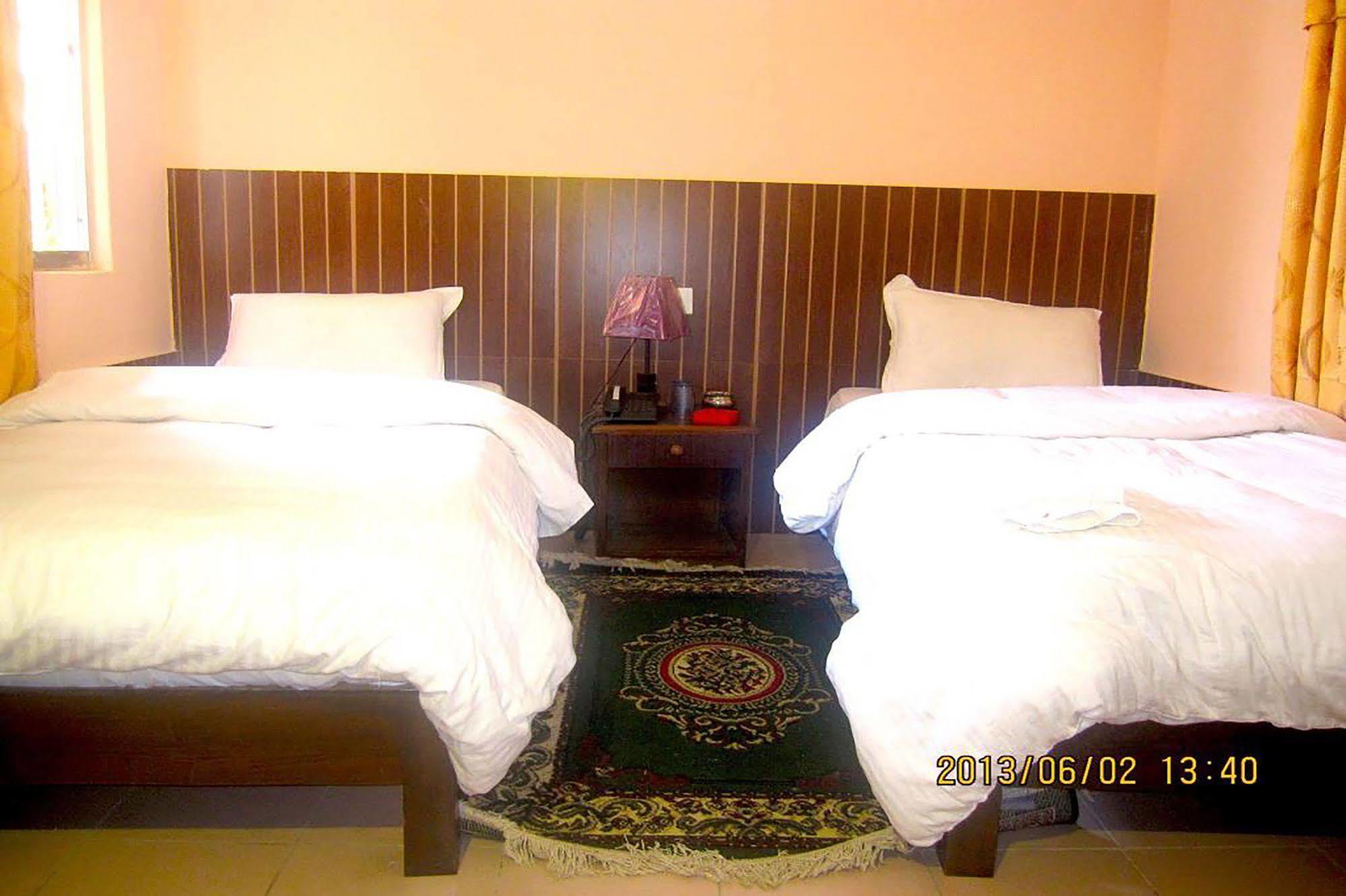Hotel Half Moon Pokhara Extérieur photo