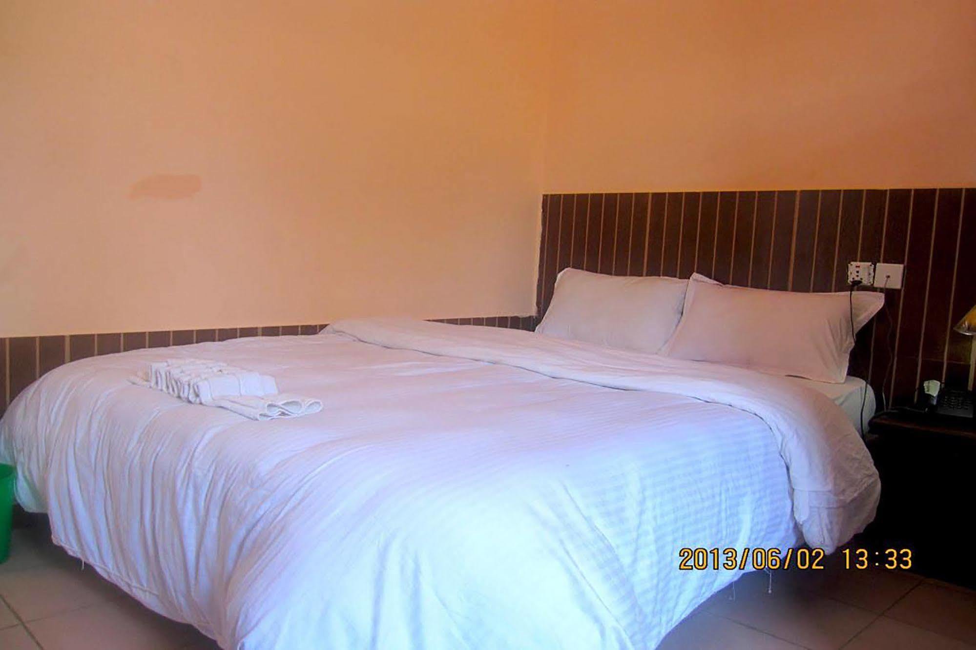Hotel Half Moon Pokhara Extérieur photo