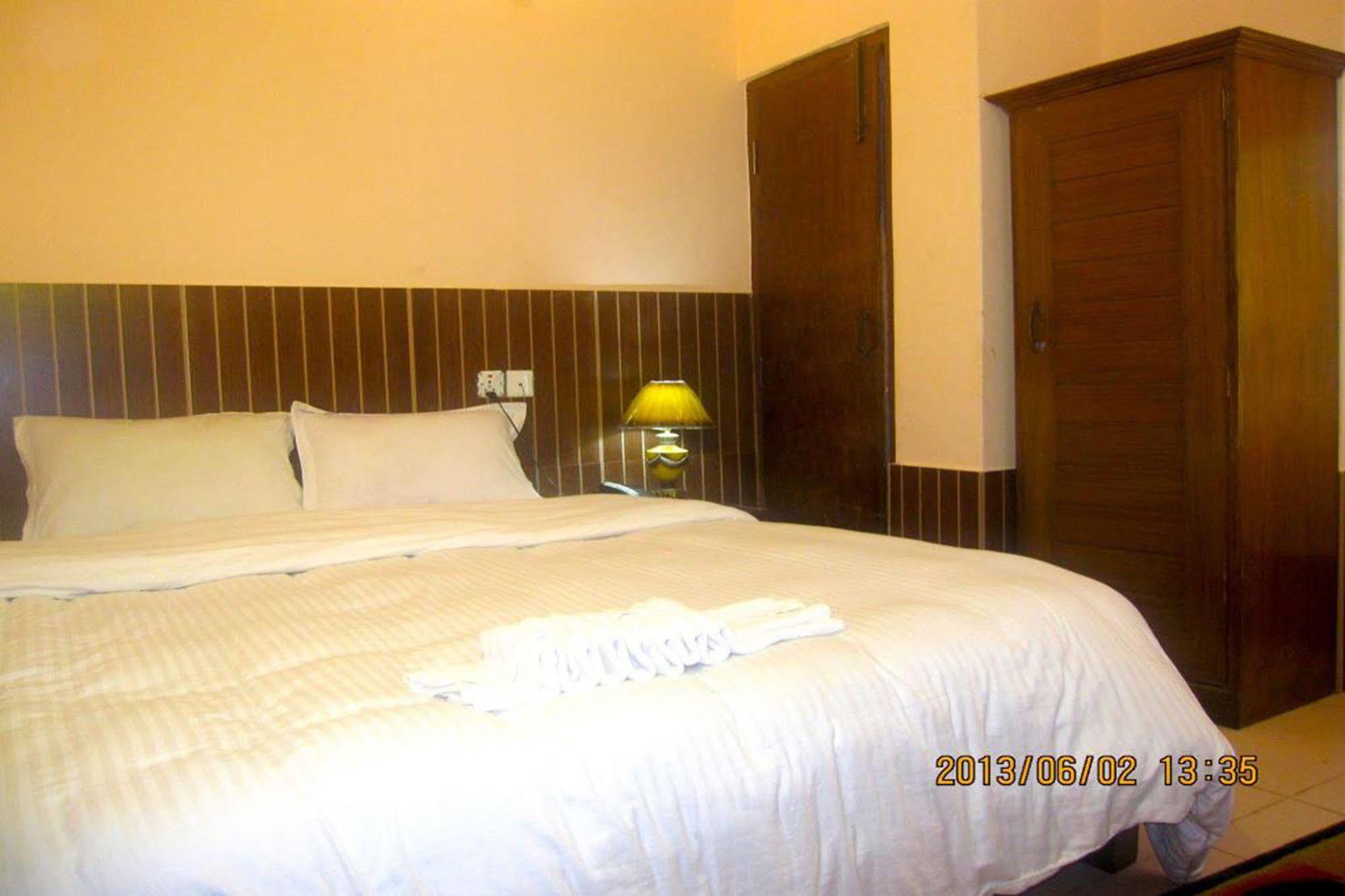Hotel Half Moon Pokhara Extérieur photo