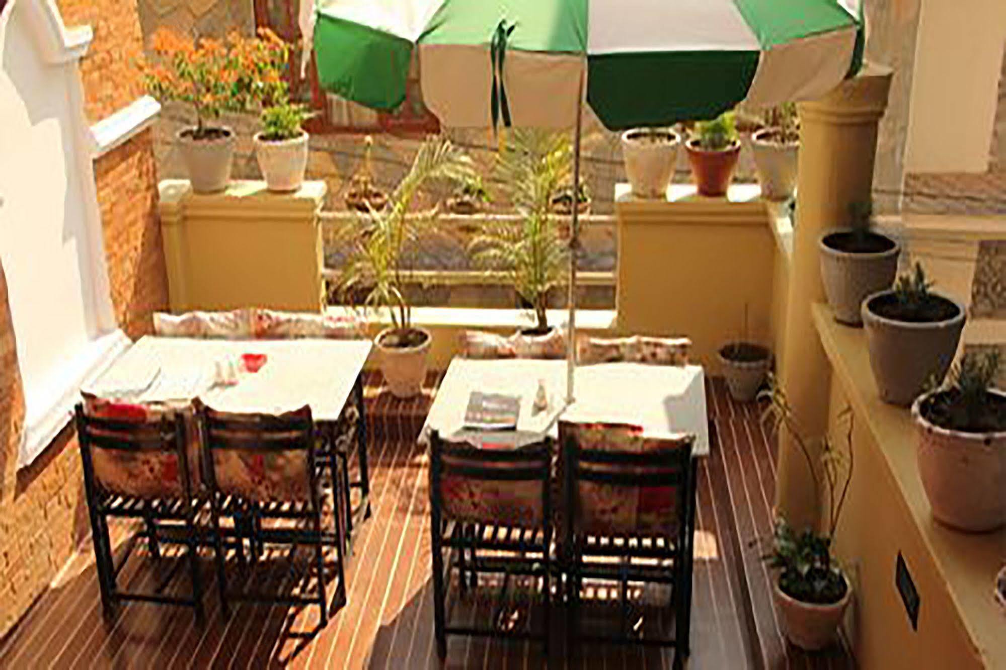 Hotel Half Moon Pokhara Extérieur photo