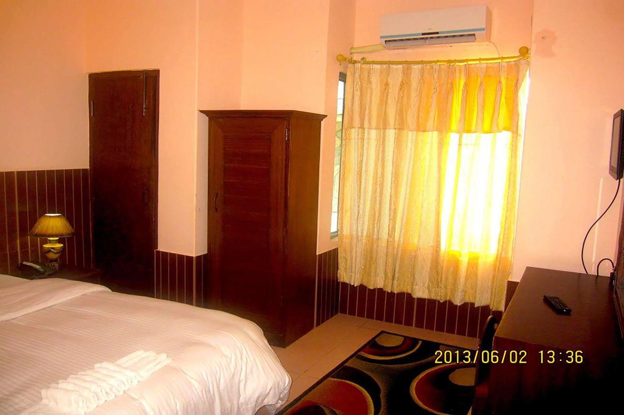 Hotel Half Moon Pokhara Extérieur photo