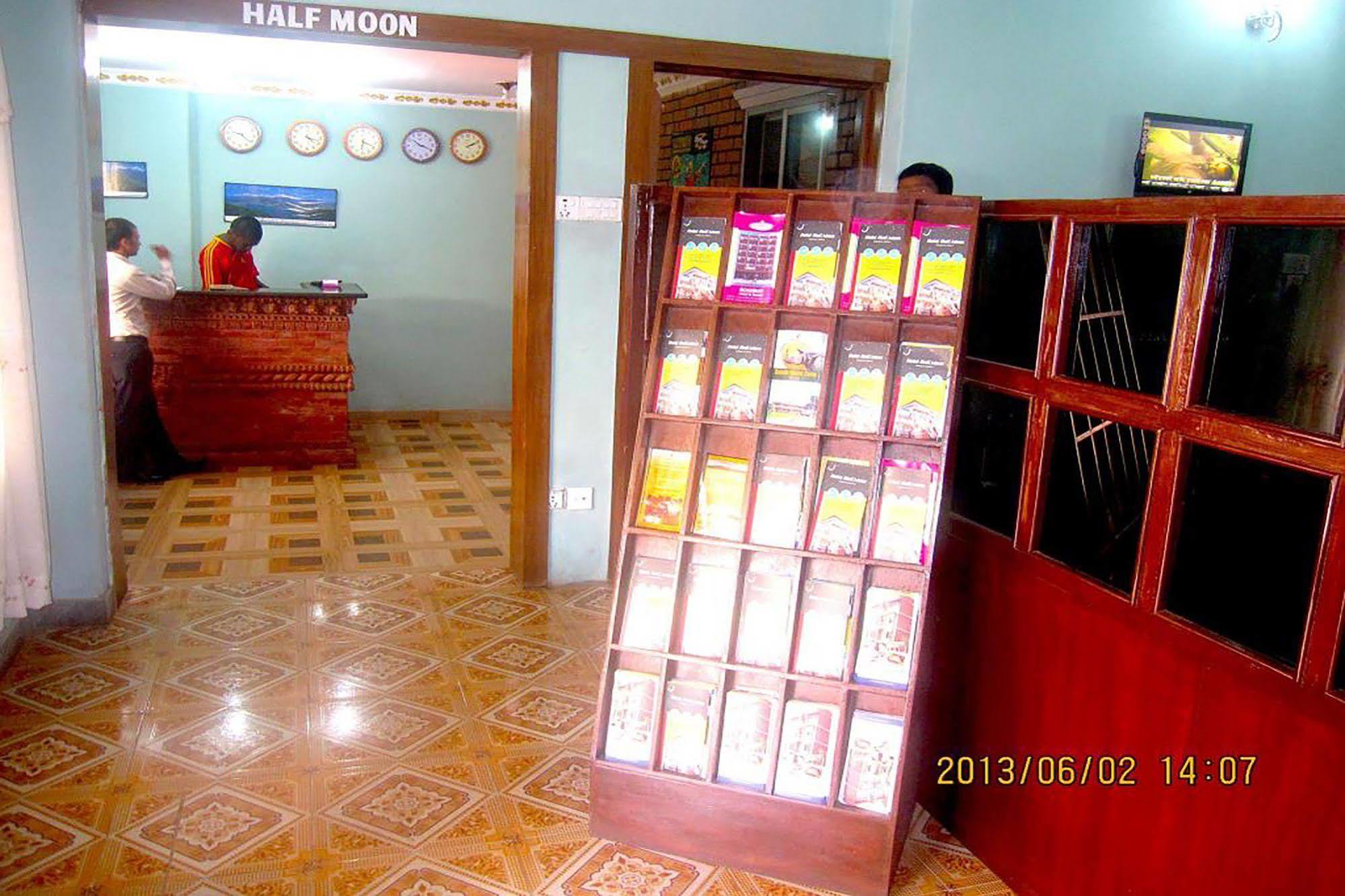 Hotel Half Moon Pokhara Extérieur photo