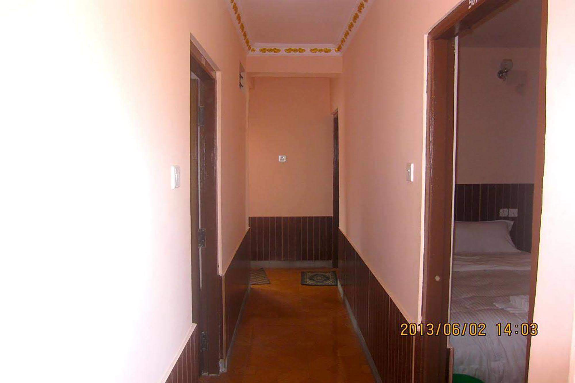 Hotel Half Moon Pokhara Extérieur photo